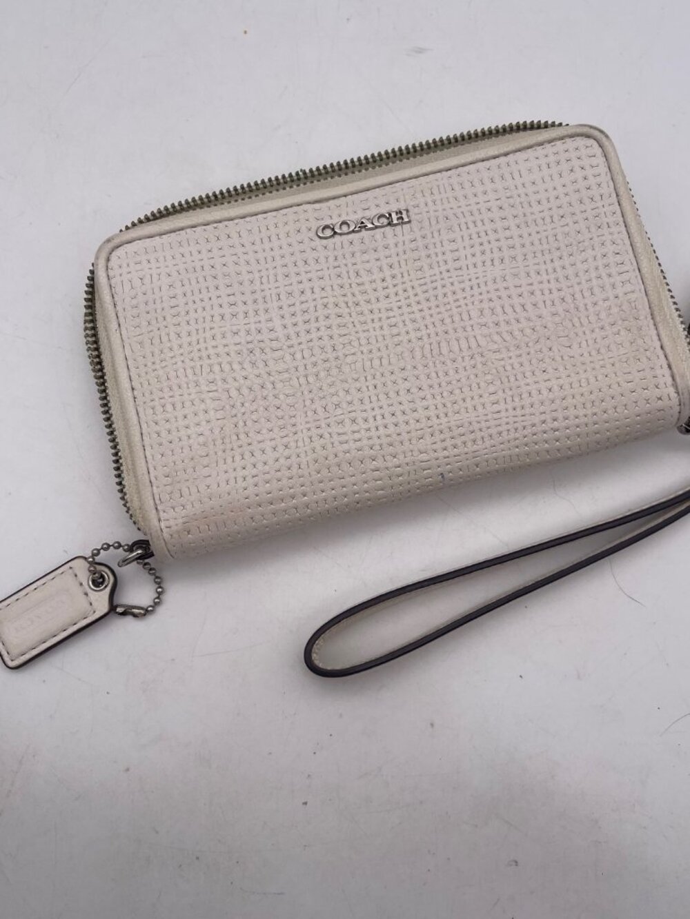 Coach White Silver Textured Zip-Around Wristlet Wallet Logo, Card Slots T22